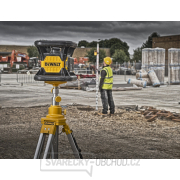 DCK374D1R Aku sada 18V rotačního červeného laseru 360° se stativem a latí DeWALT Náhled