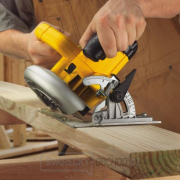 Ruční kotoučová pila 67mm v kufru DeWALT DWE575K Náhled